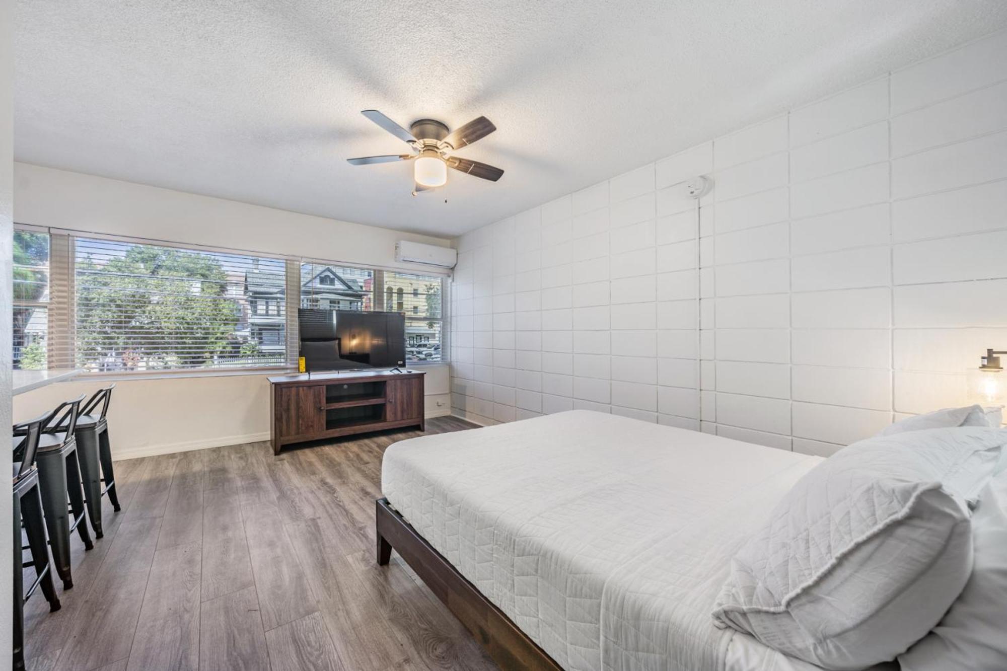 Spacious Studio Apartment Near Nightlife & Dining! Sint-Petersburg Buitenkant foto